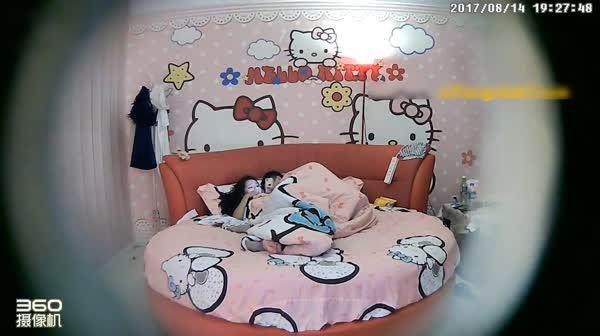 hello kitty主题房偷拍漂亮可爱的大学美女和男友啪啪时操的可能有点痛了,准备操第2次时赶紧跑下床说：我就躺地上不给你操了!